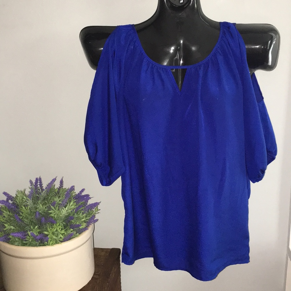 Express shirt with shoulder cutouts // size S